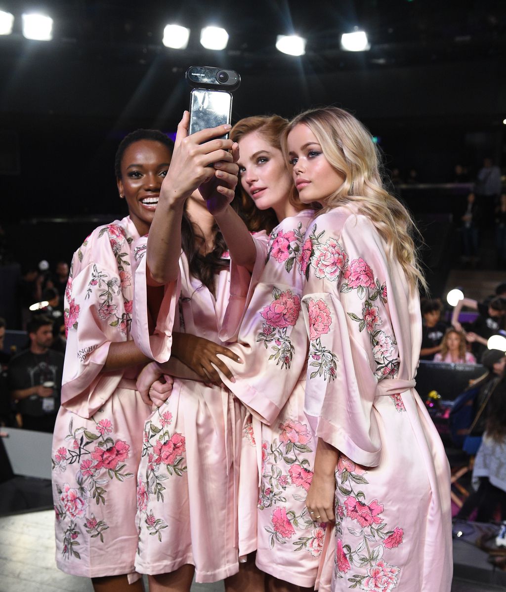 Los selfies son uno de los gestos más repetidos en el backstage: 'no sin mi móvil'