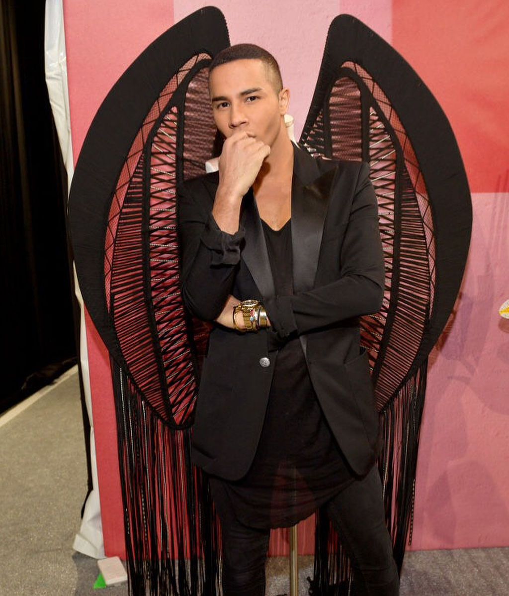 Este año, un ángel, Olivier Rousteing pone la nota punk al show cambiando las plumas por imperdibles