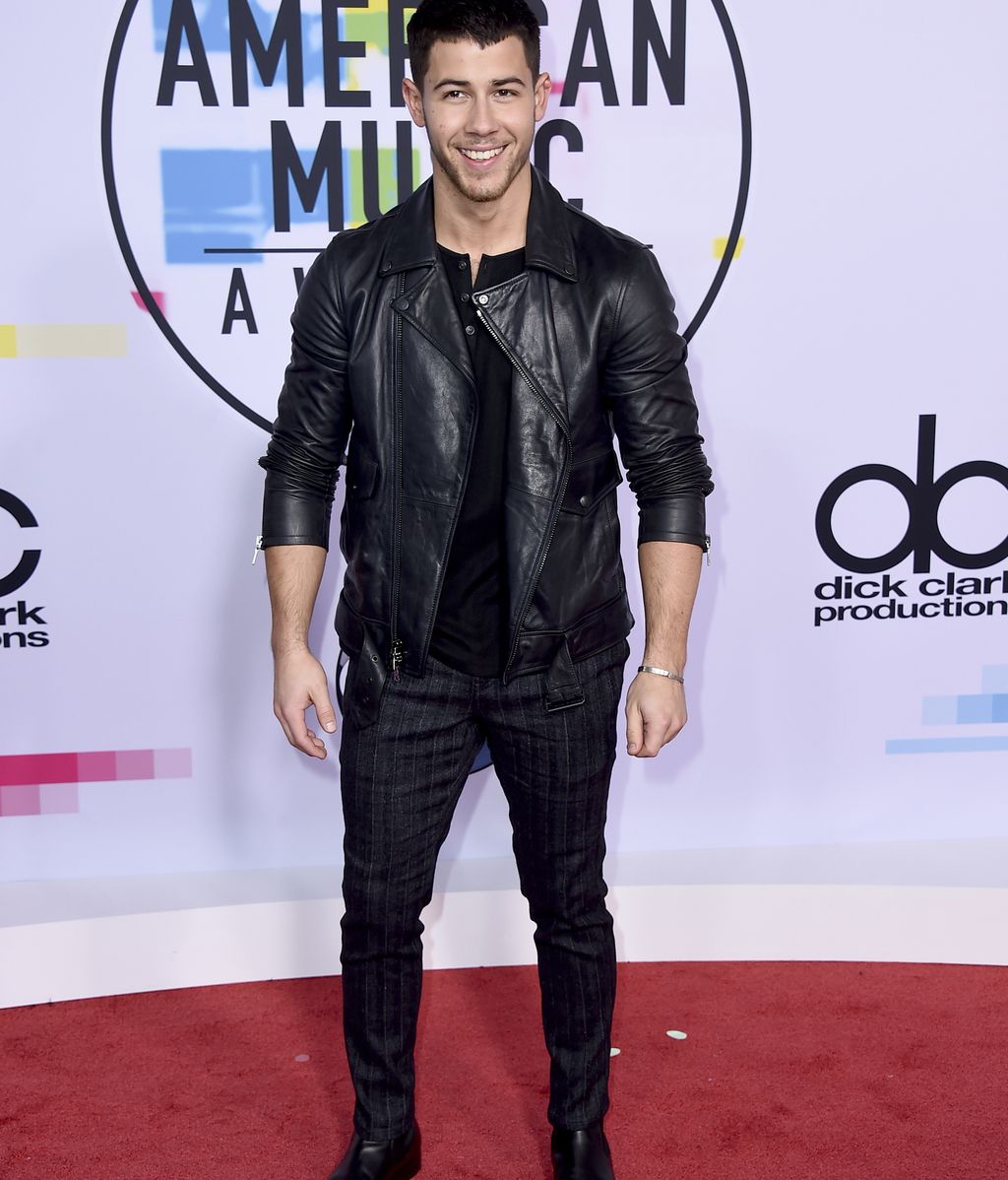 Nick Jonas, con su habitual cuero y 'total black', tampoco se perdió la gala