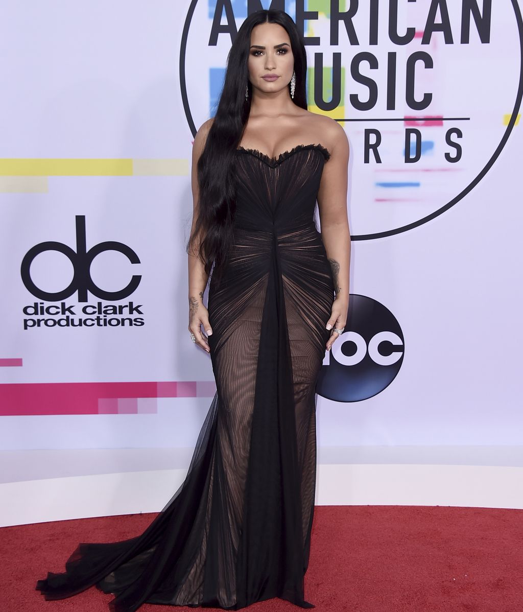 Demi Lovato, con 'melenón' y vestido de tul drapeado de la firma Ester Abner