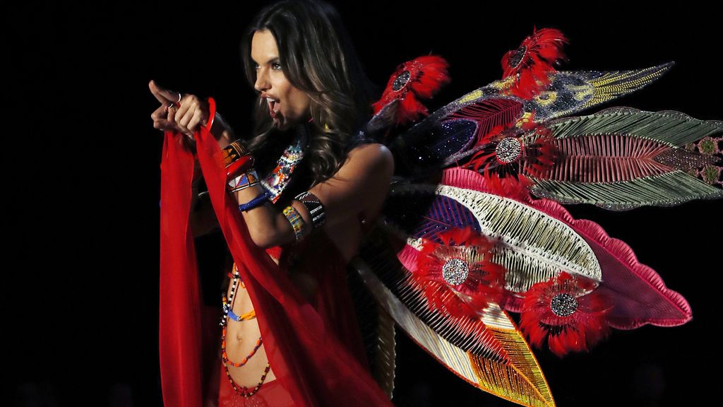 Alessandra Ambrosio gesticulando mientras presenta la colección de Balmain