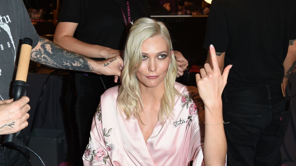 Dedo levantado y cara de "y yo con este careto"... Así de divertida hemos visto a Karlie Kloss en peluquería