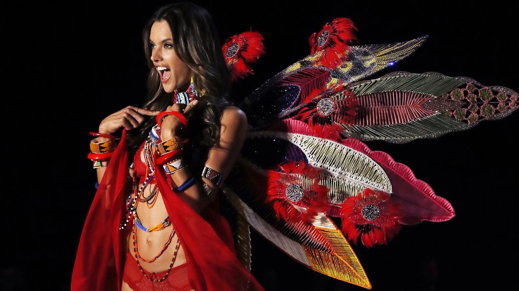 Radiante, la veterana Ambrosio disfruta del que podría ser su último desfile