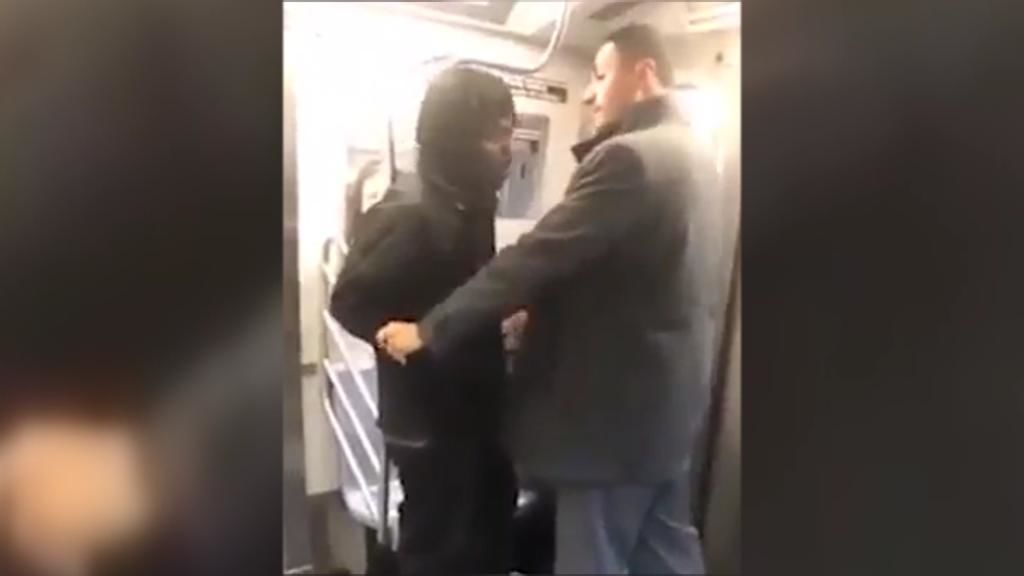 La admirable reacción de un pasajero cuando golpean a una mujer en el tren