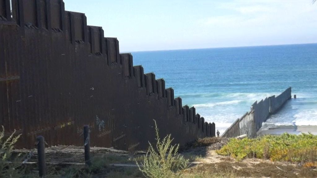 El muro entre México y EEUU se abre unos minutos para celebrar una boda