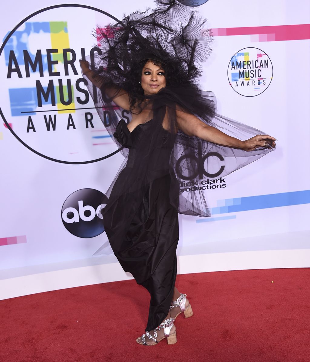 Diana Ross, con un atuendo muy original, recogió el premio honorífico de la noche