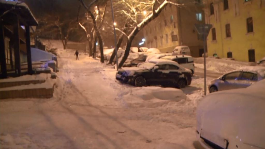 Carreteras cerradas, vuelos cancelados y calles con 20 cm de nieve: se adelanta el invierno en Rusia