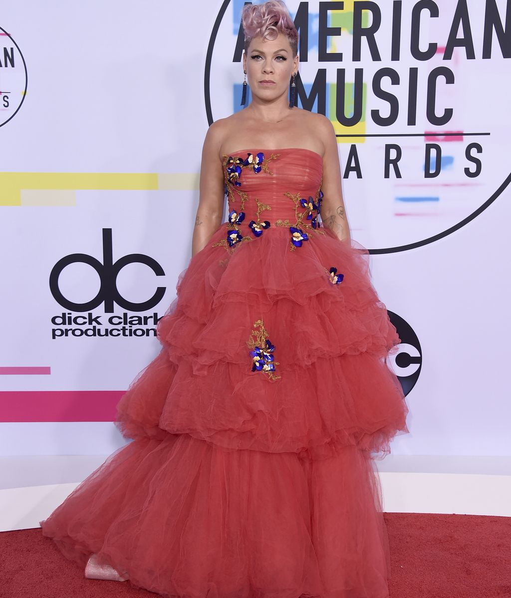 Pink también lució cambio de look, con pelo rosa y vestido de tul de Monique Lhuillier