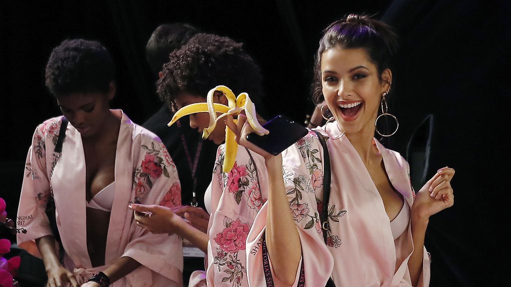 Un plátano delata a Bruna Lirio: para estar fuertes para el show necesitan mucho potasio