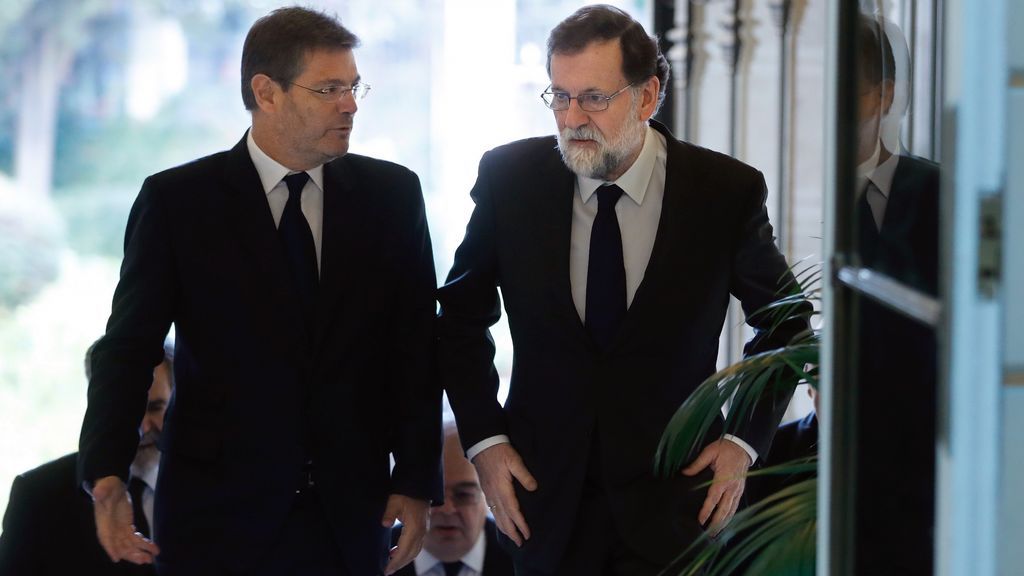 Rajoy visita la capilla ardiente de Maza
