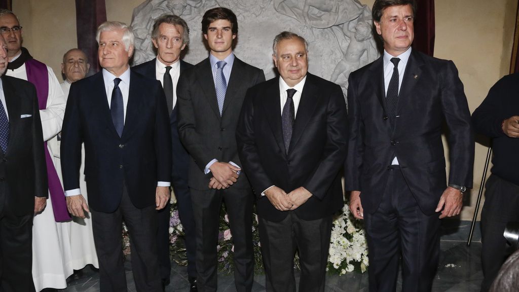 Fernando, Carlos y Cayetano Martínez de Irujo, hijos de la Duquesa, posaron junto a Alfonso Díez