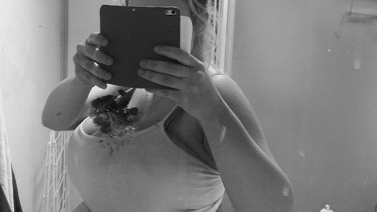 Una mujer desesperada por el gran tamaño de sus pechos pide ayuda a extraños para operarse Una mujer desesperada por el gran tamaño de sus pechos pide ayuda a extraños para operarse