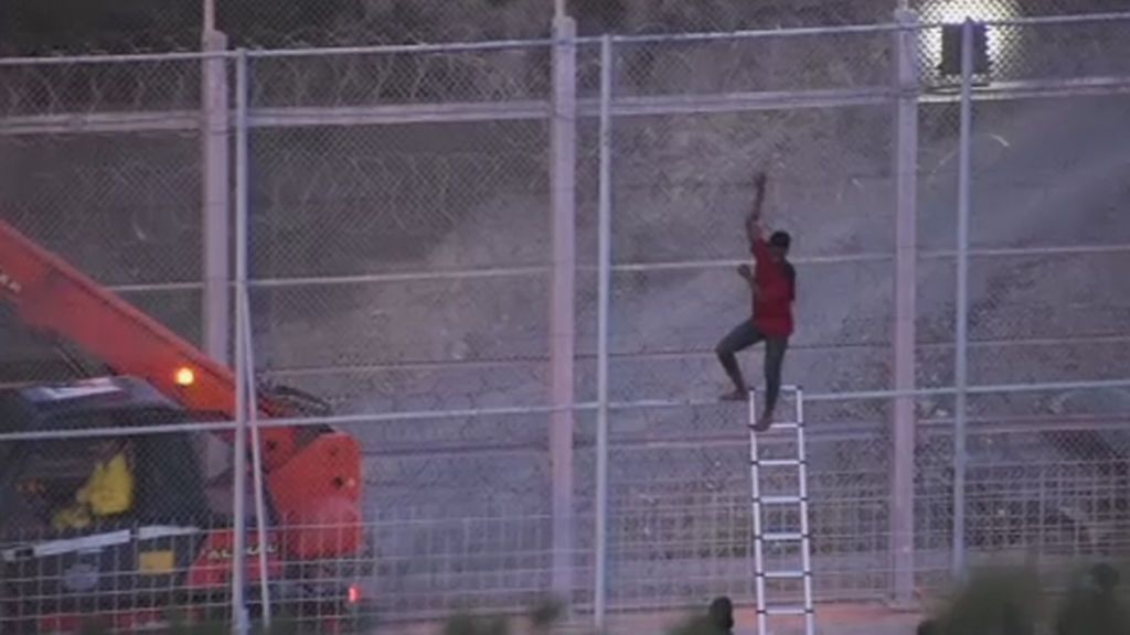 Unos 300 inmigrantes intentan llegar a España saltando la valla de Ceuta