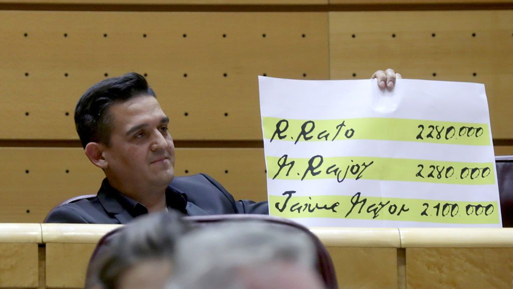 Un senador de Compromís le enseña a “M. Rajoy” los ‘papeles de Bárcenas’