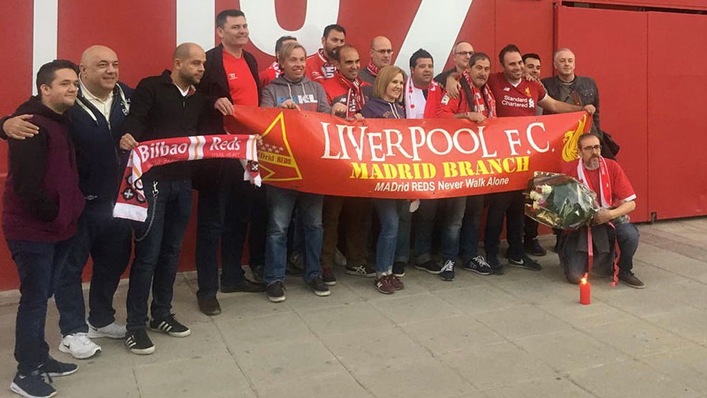 ¡Enorme los aficionados del Liverpool! Rinden homenaje a Antonio Puerta en el Sánchez Pizjuán