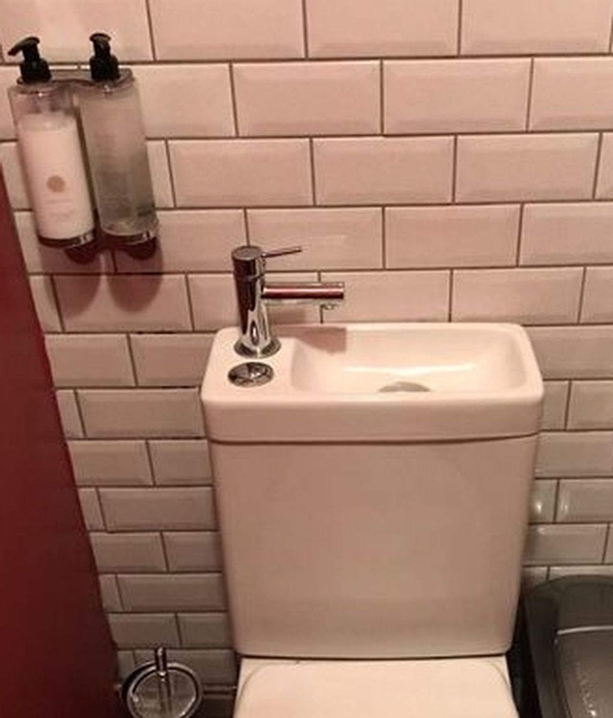 Un pub ahorra espacio en sus baños de una forma muy ingeniosa Un pub ahorra espacio en sus baños de una forma muy ingeniosa