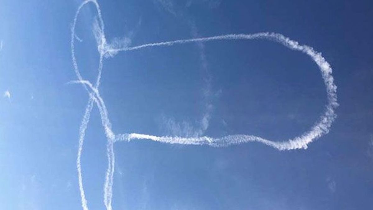 ¡Perdón por la forma de esta nube! EE.UU. pide disculpas por la broma de uno de sus aviadores