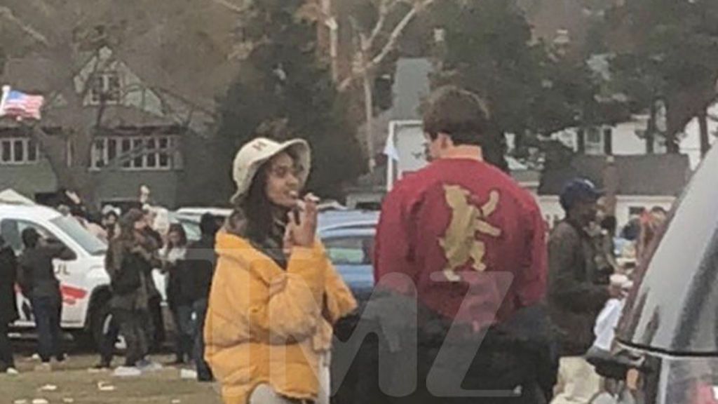 1120-malia-obama-at-harvard-game-wm-3