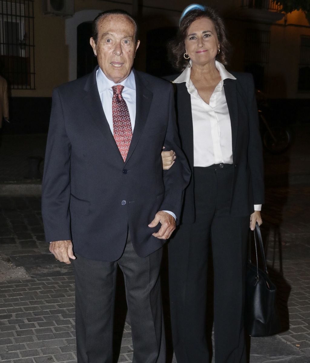 El torero Curro Romero y Carmen Tello posaron antes de entrar en la capilla