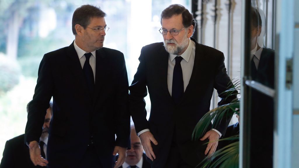 Rajoy visita la capilla ardiente de Maza