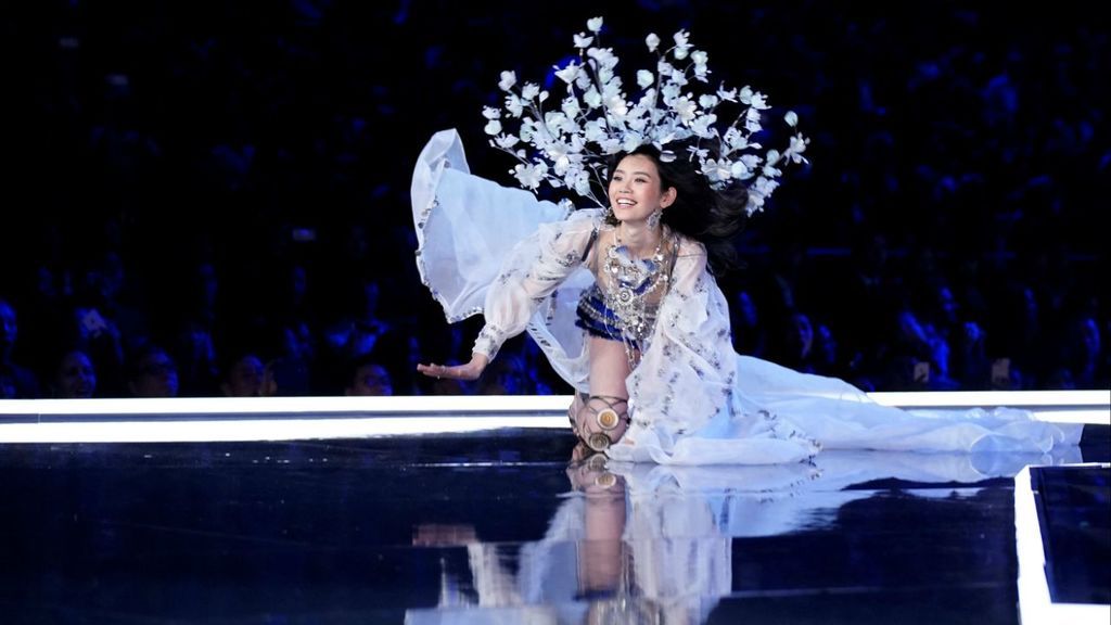 Patinazo de una modelo durante el desfile de Victoria's Secret