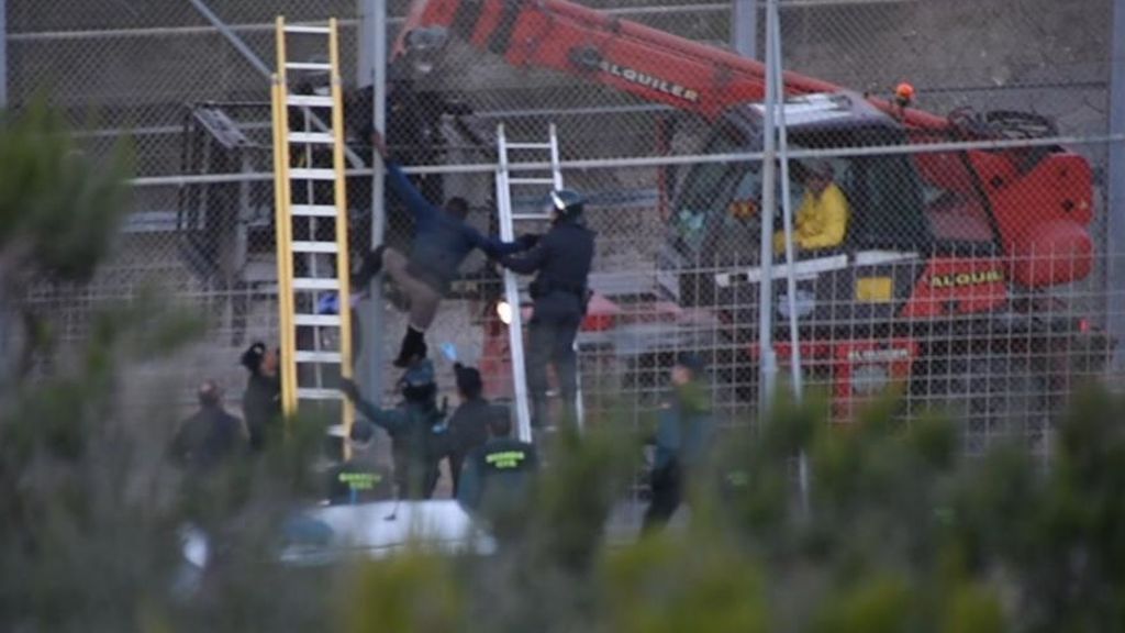 Salto frustrado en la  frontera de Ceuta, 300 inmigrantes intentan entrar en España