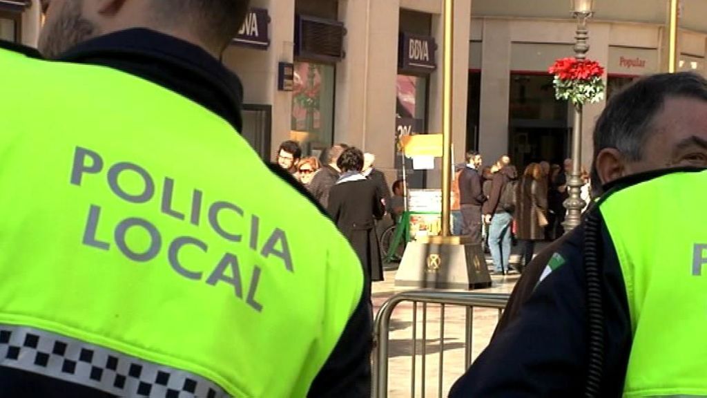 Detenida en Málaga por encadenar a su hijo de 12 años al sofá para que no se escapara de casa