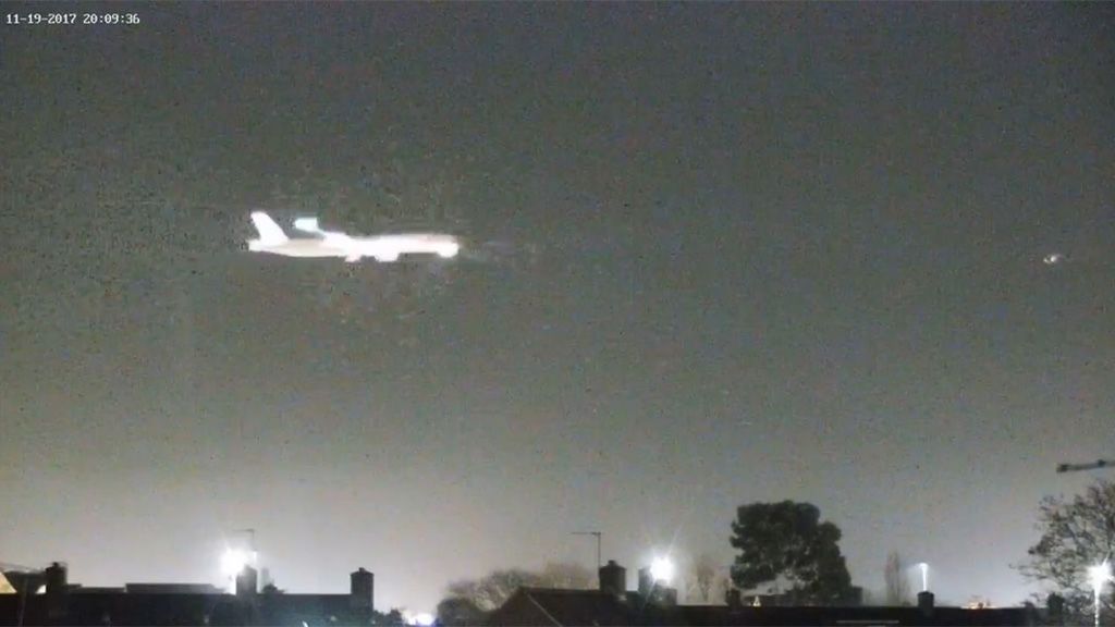Un brillante objeto cruza el cielo del aeropuerto segundos antes de que un avión de pasajeros aterrice