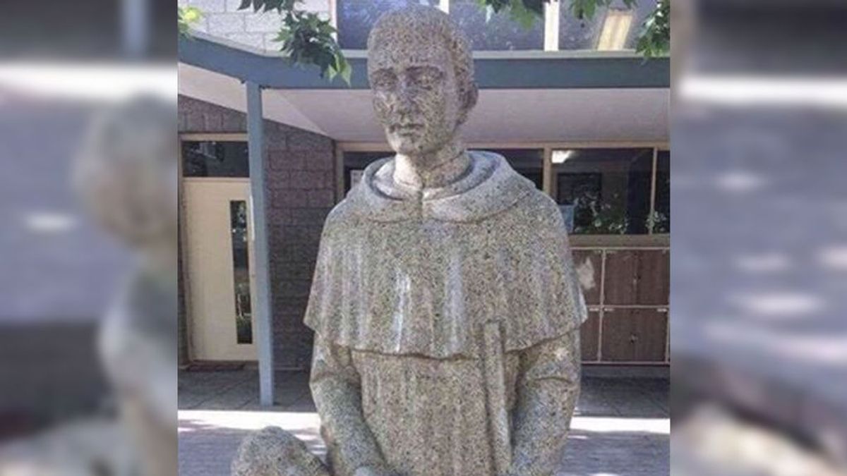 ¿Pene o pan? La estatua de un colegio católico que ha generado una gran polémica