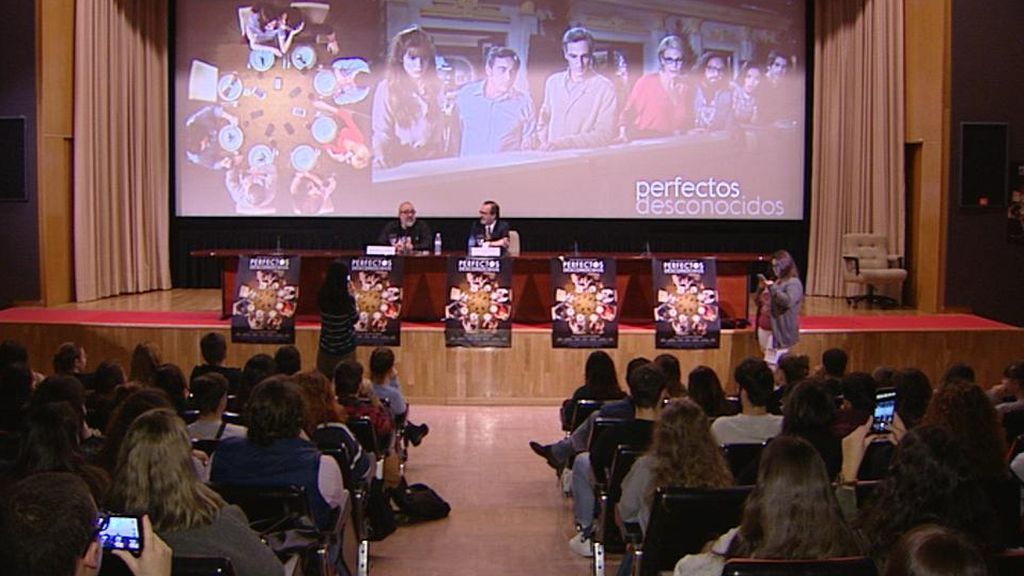 Álex de la Iglesia presenta 'Perfectos Desconocidos' en la Universidad Complutense de Madrid