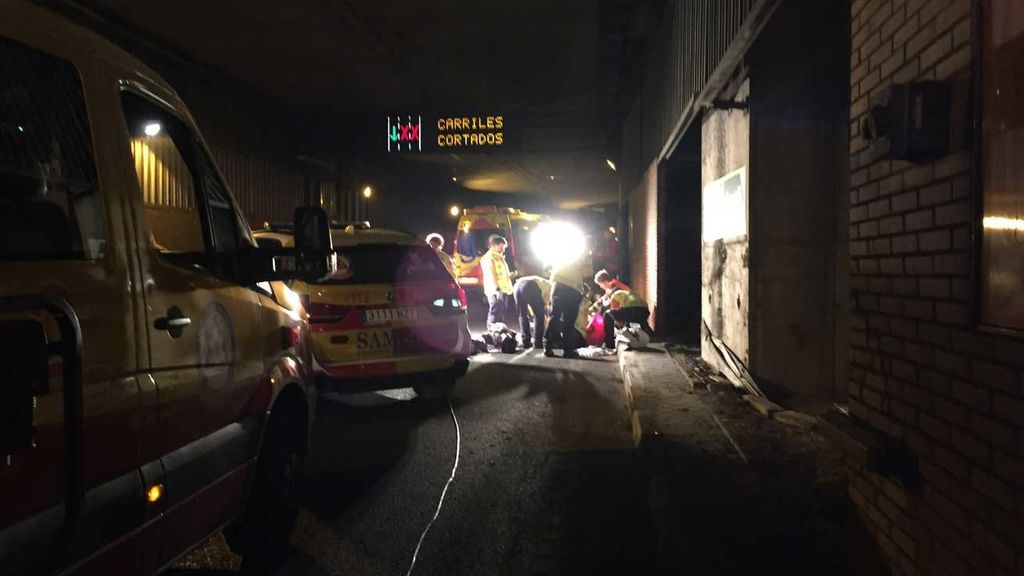 Muere un motorista al chocar contra el muro de un túnel en Madrid