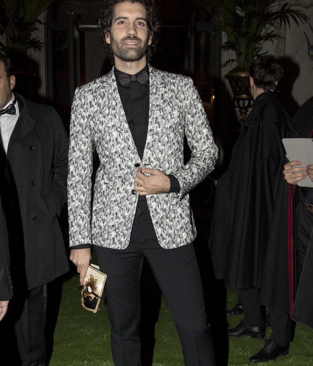 Tamar Novas acabó de un plumazo con el look monocolor con esta chaqueta en tonos grises