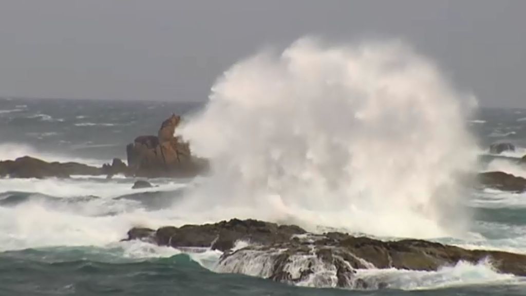 Rachas de 100 km/h y olas de 6 metros de altura: así se está viviendo la borrasca en Galicia