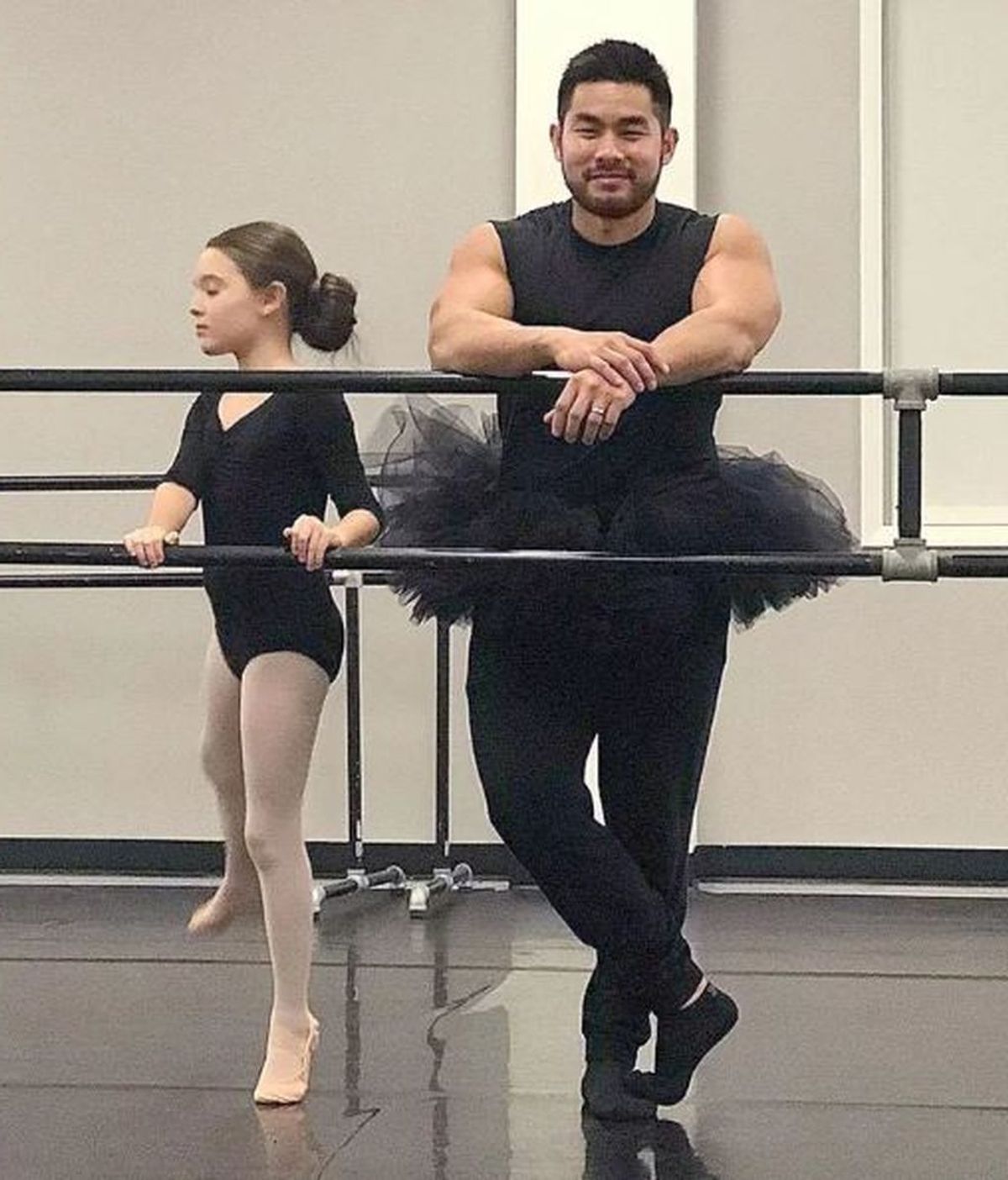 Un padre acude con un tutú a la clase de ballet de su hija