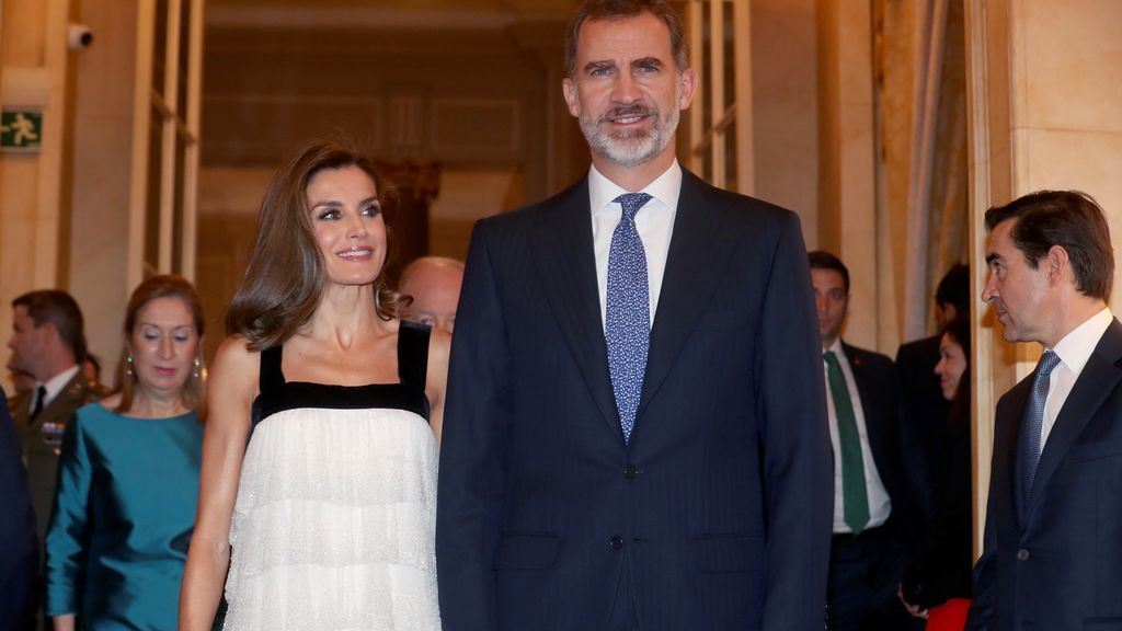 La reina Letizia vuelve a abanderar la  marca España con un vestido estilo años 20