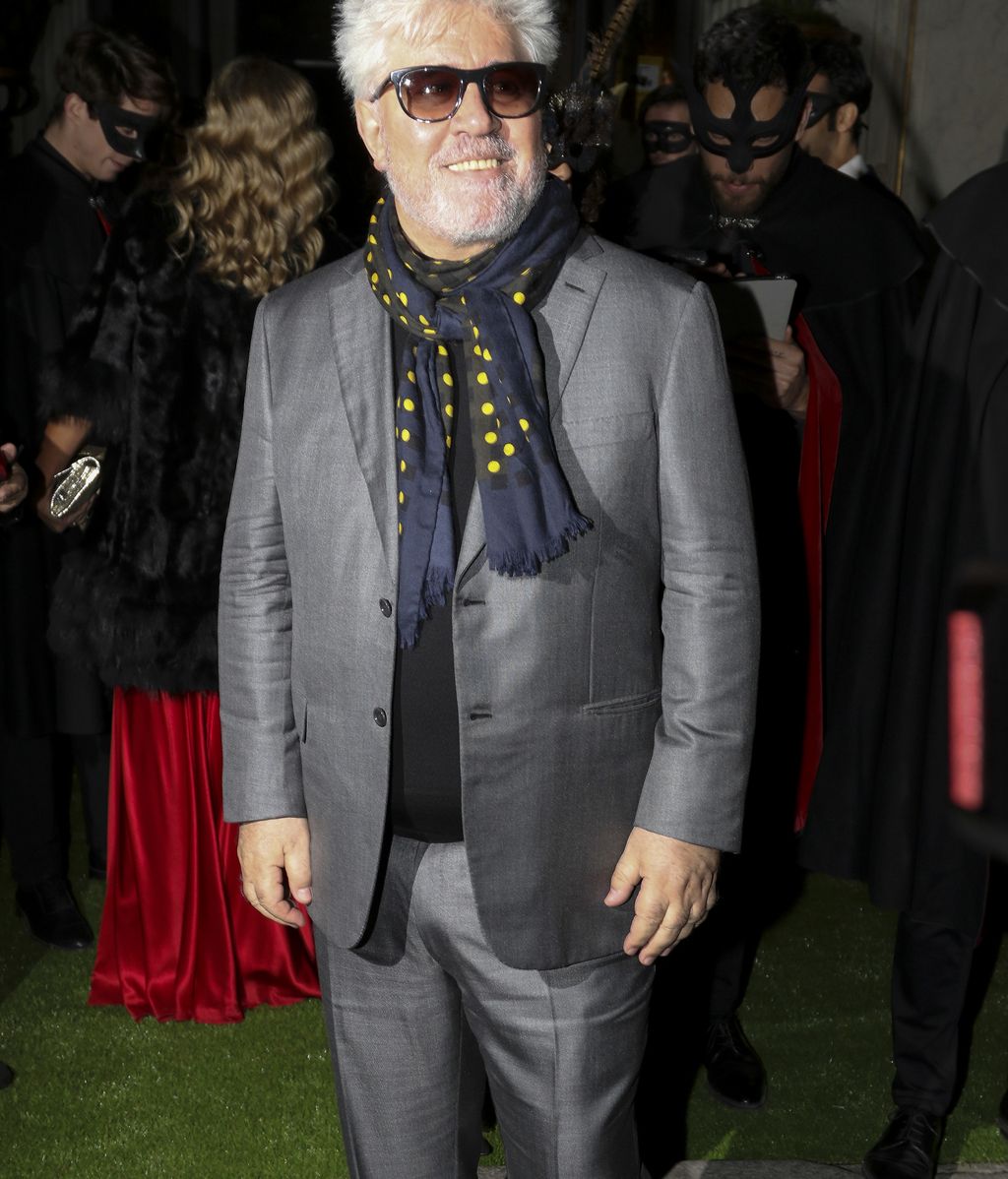 Pedro Almodóvar de gris y con un fular de lo más flamenco