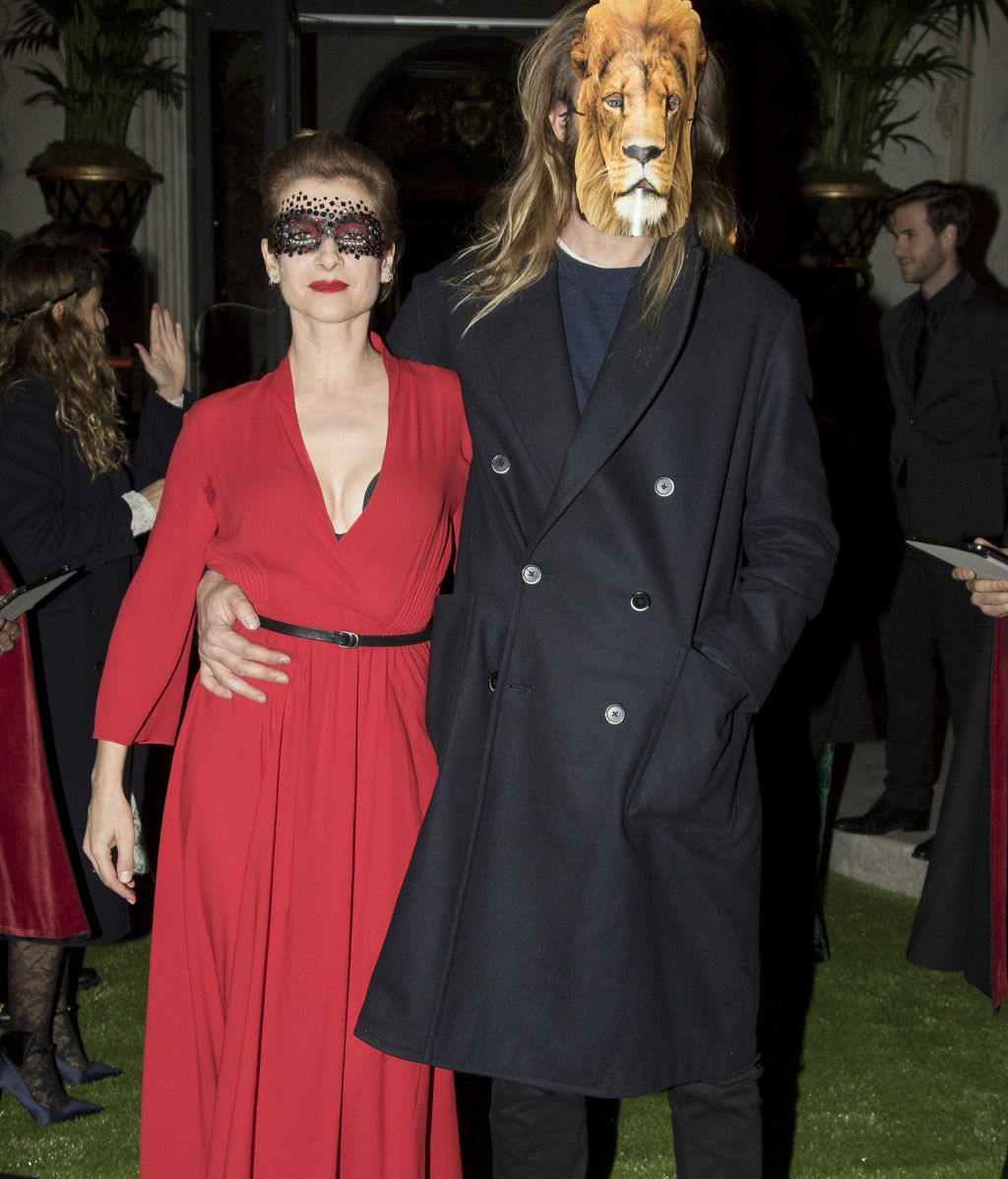 Najwa Nimri puso la nota de color, entre tanto vestidazo oscuro, con un vestido rojo a juego con sus labios