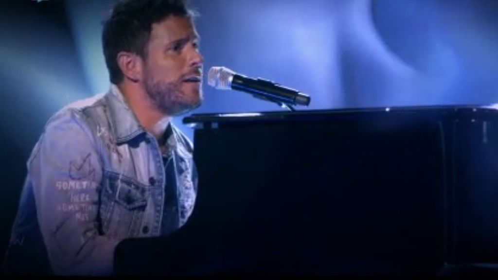Pablo López canta y toca el piano en 'Otra vez', la canción de los 'coaches' de 'La voz 5'.