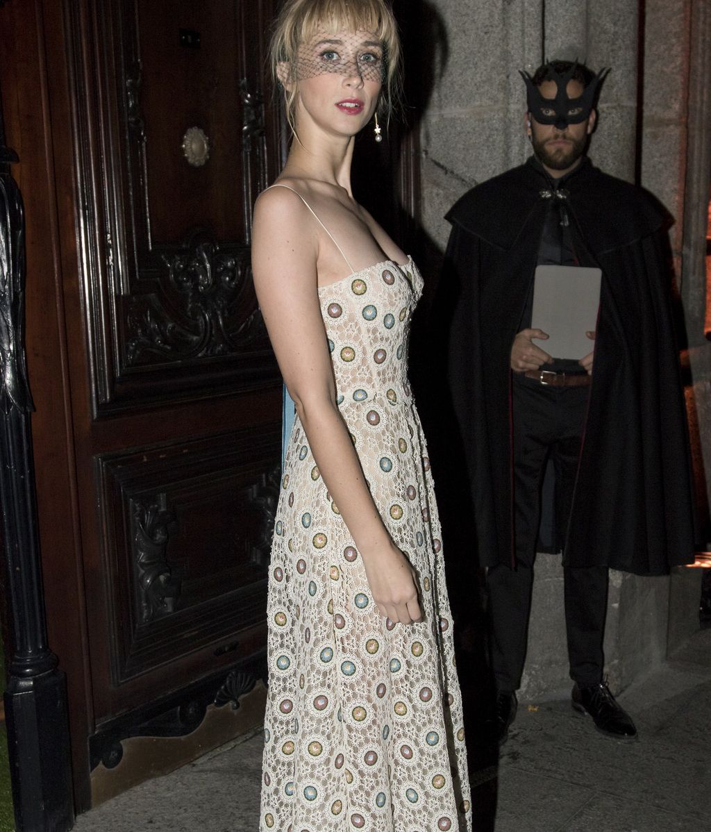 Ingrid García, con un edulcorado vestido de Dior de encaje y decorado con círculos metálicos de colores