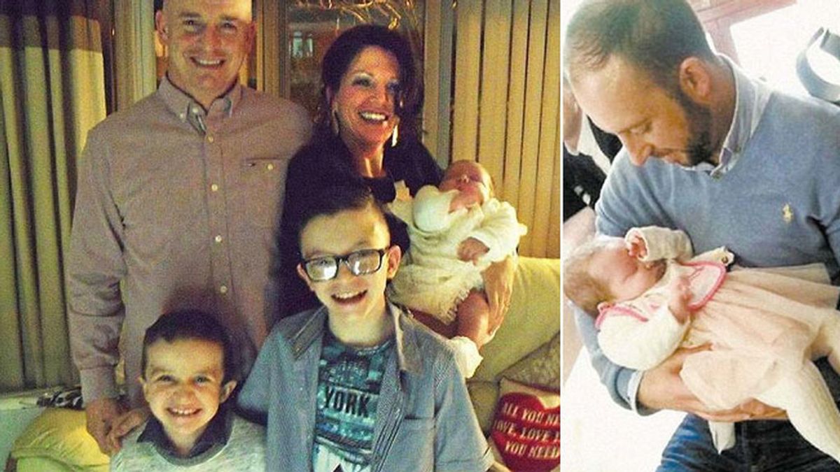 Sean McGratty, sus hijos, que murieron, su mujer, que no estaba en el accidente, y el bebé, en brazos del hombre que la salvó
