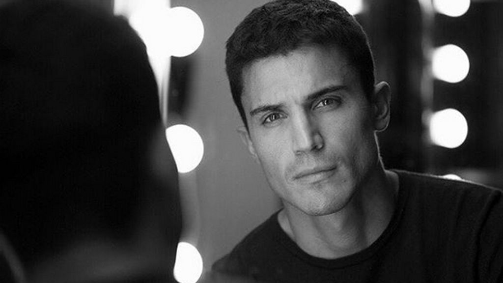 Las fotos de Álex Gonzalez en 'Black&White' que te harán suspirar como un/a quinceañer@