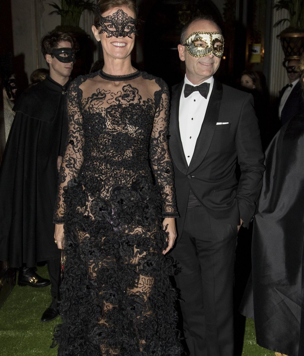 Nuria March, con máscara y con un vestido un tanto flamenco en negro