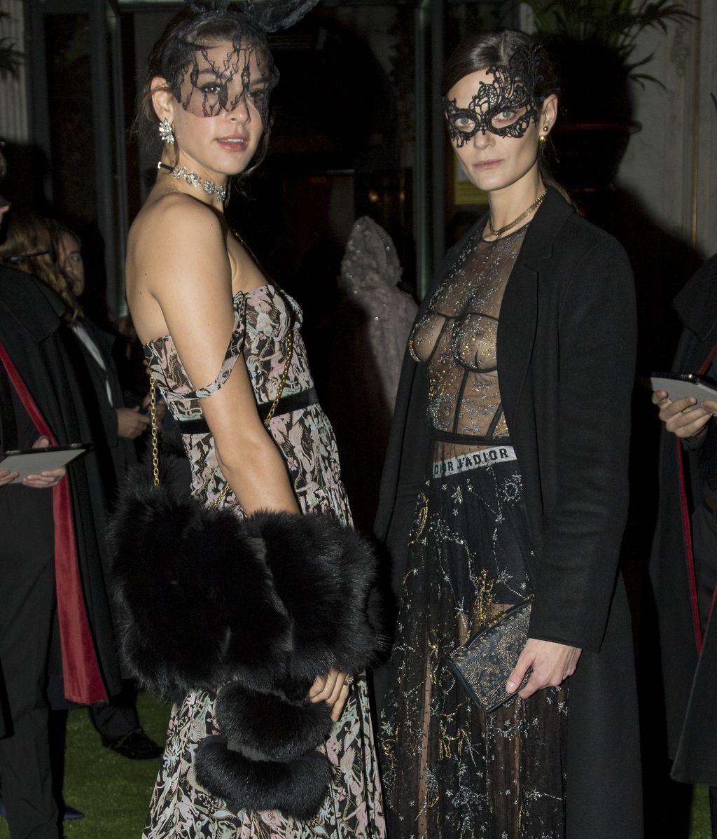 Marina Pérez, con vestido estampado y Marta Ortiz, riesgo con un cropped top transparente y una falda joya