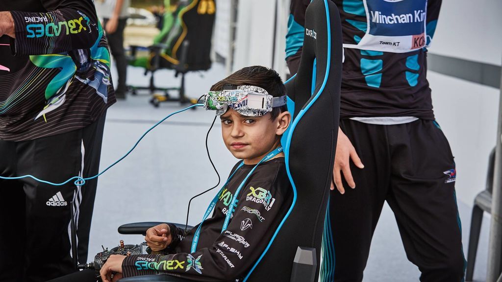 ¡Tiene 10 años, es español y compite en carreras de drones! Álex Zamora, en el top 5 mundial de este increíble deporte