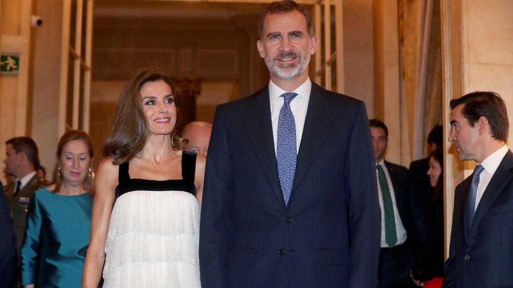 La reina Letizia luce un vestido estilo años 20 marca España