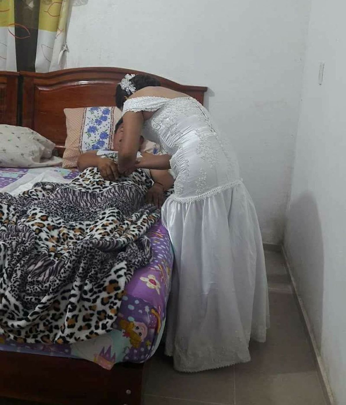 Una enfermera abandona su boda para atender a un paciente