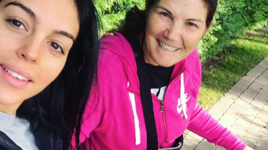 Juntas, paseo de dos: Georgina y Dolores paseando a la pequeña Alana (y le vemos la carita 😍😍 )