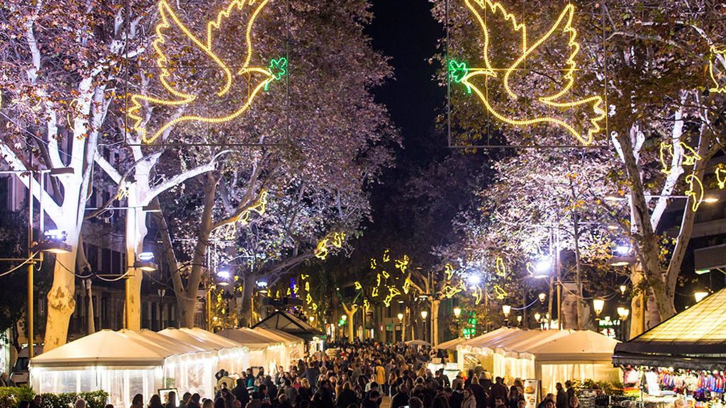 Barcelona enciende sus luces de Navidad con un recuerdo a las víctimas del atentado de Las Ramblas