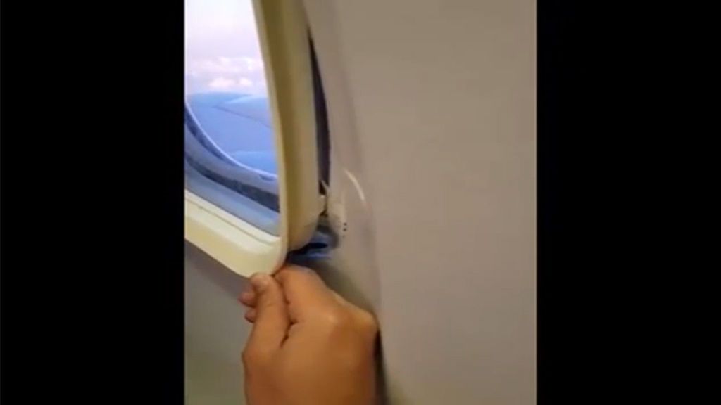 Un pasajero “abre” una ventana de un avión en pleno vuelo