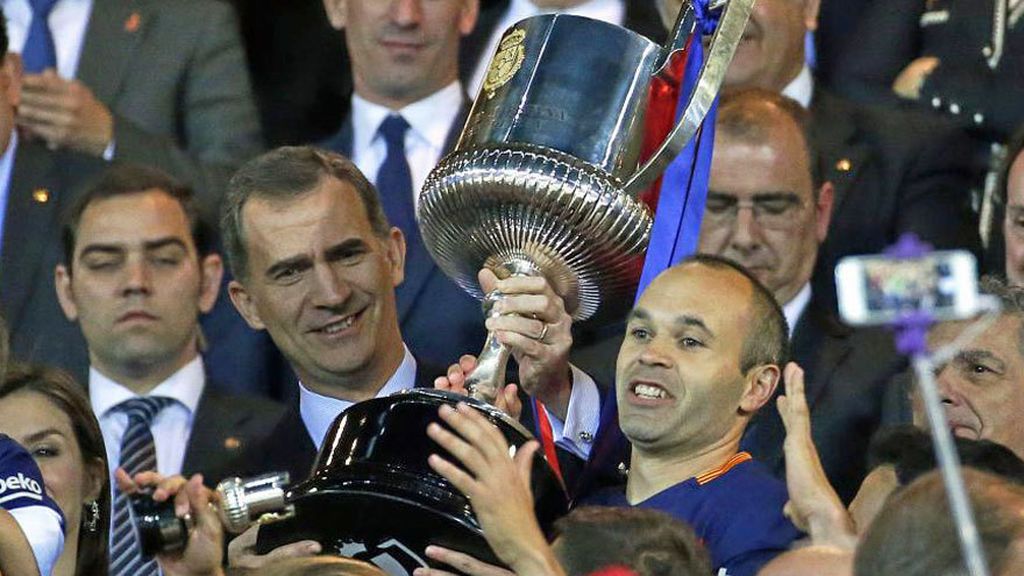Felipe VI entrega a Andrés Iniesta, jugador del F.C. Barcelona, el trofeo de campeón de la Copa del Rey 2017.